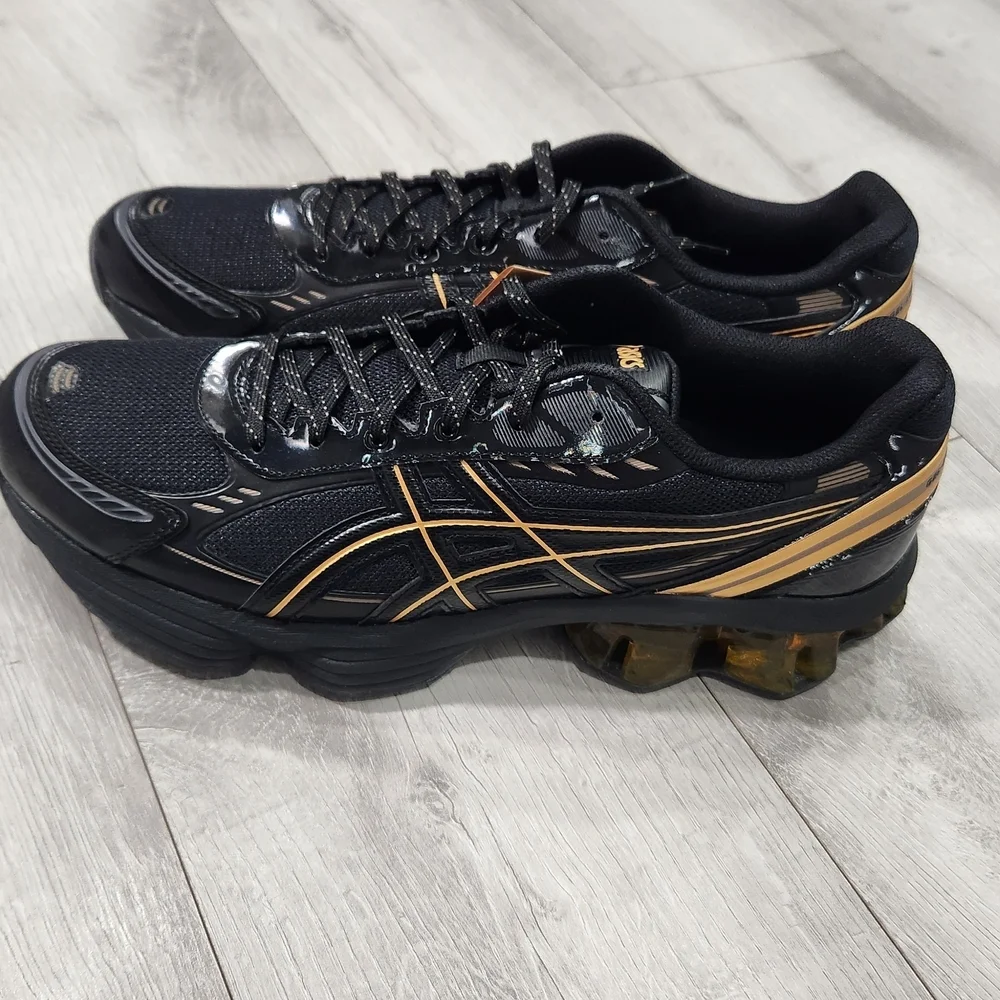 ASICS Men's Black and Gold Running Shoes